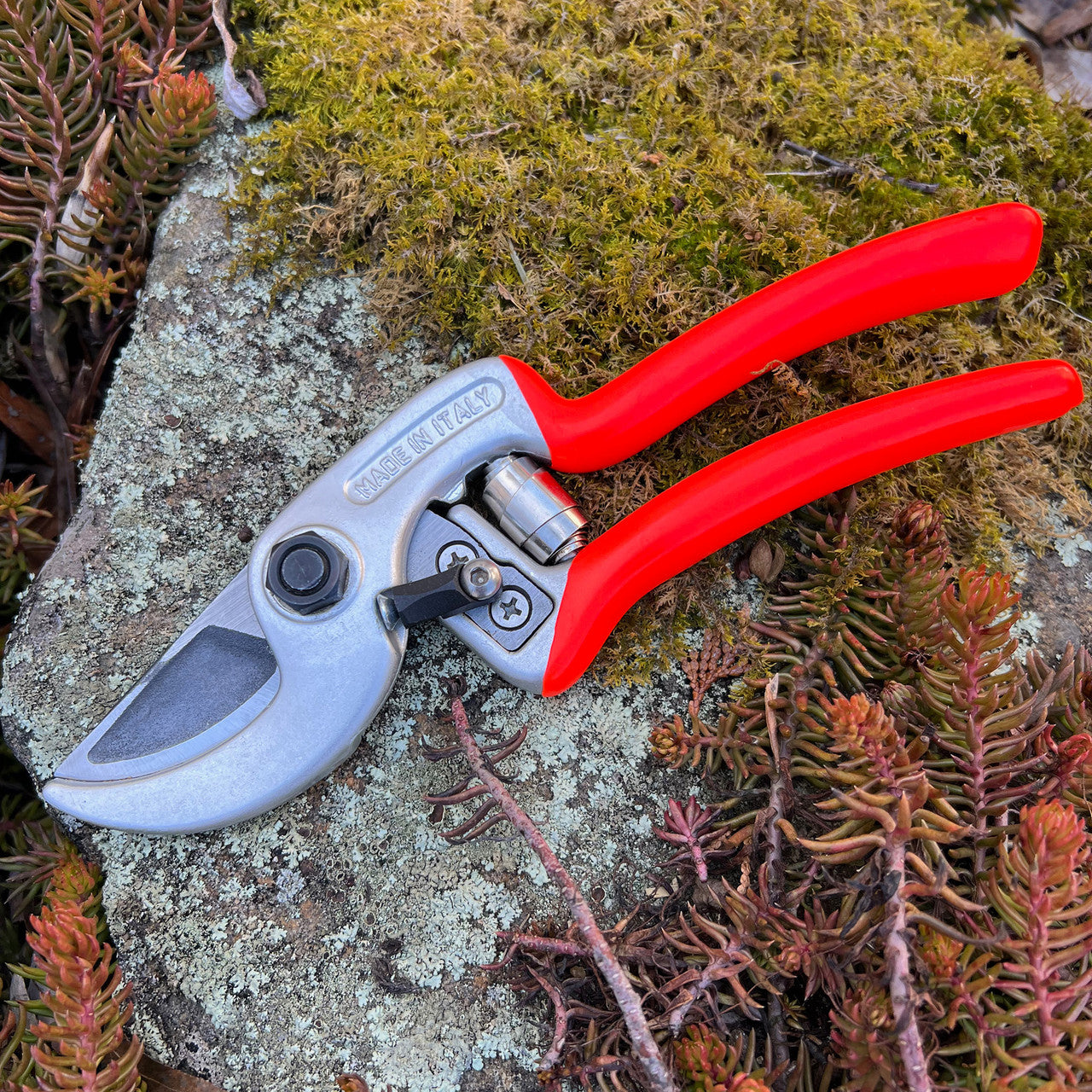 Tijeras de podar ergonómicas rojas con sistema bypass para poda de precisión en el jardín