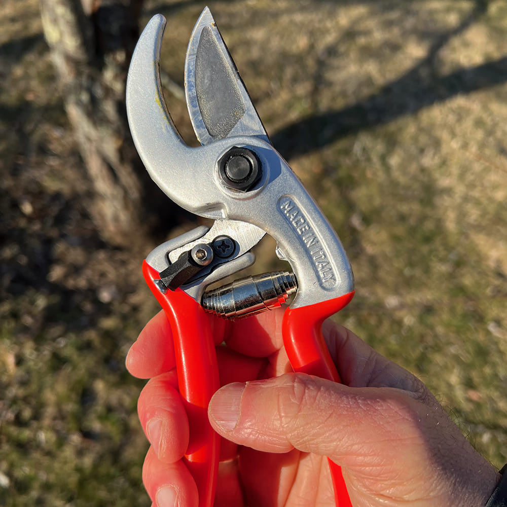 Tijeras de podar ergonómicas rojas con sistema bypass para poda de precisión en el jardín
