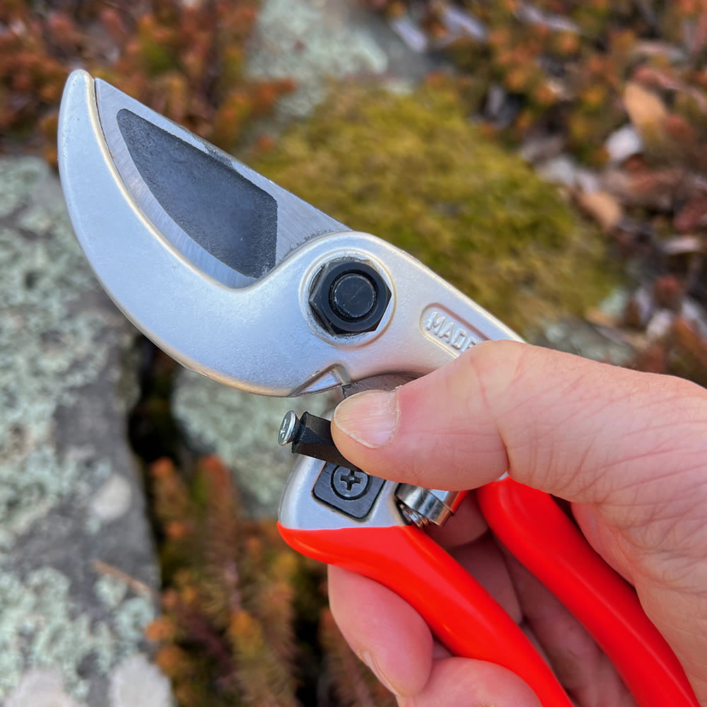 Tijeras de podar ergonómicas rojas con sistema bypass para poda de precisión en el jardín