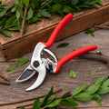 Tijeras de podar ergonómicas rojas con sistema bypass para poda de precisión en el jardín