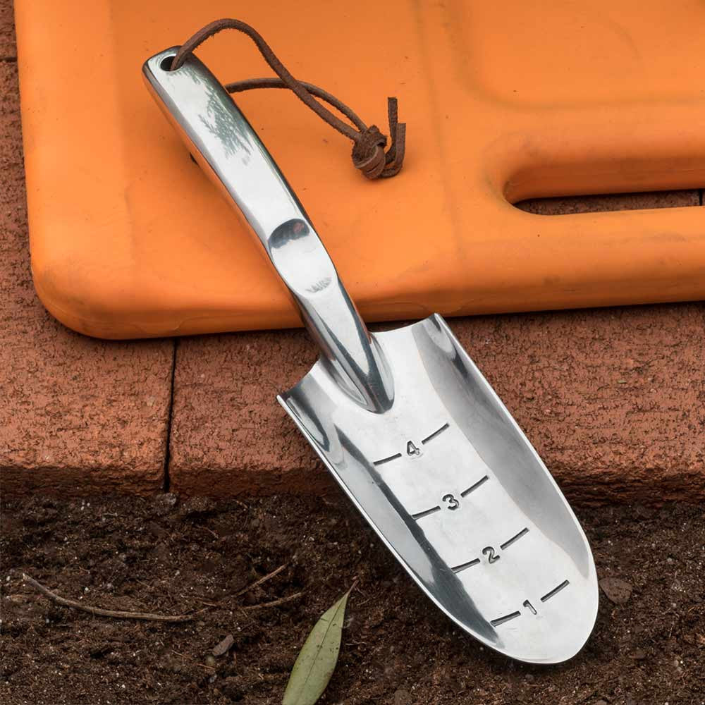 Pala de jardín estrecha de aluminio fundido pulido con marcas de profundidad y lazo de cuero