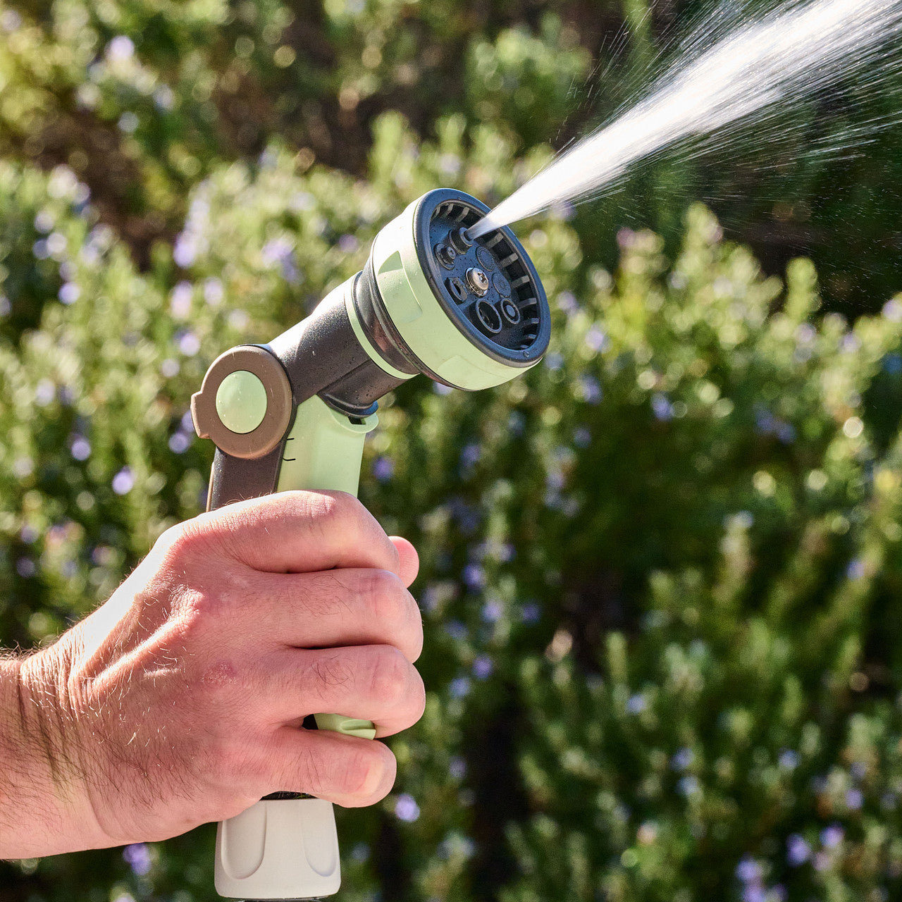 Boquilla de riego ajustable de 8 chorros con agarre ergonómico verde menta