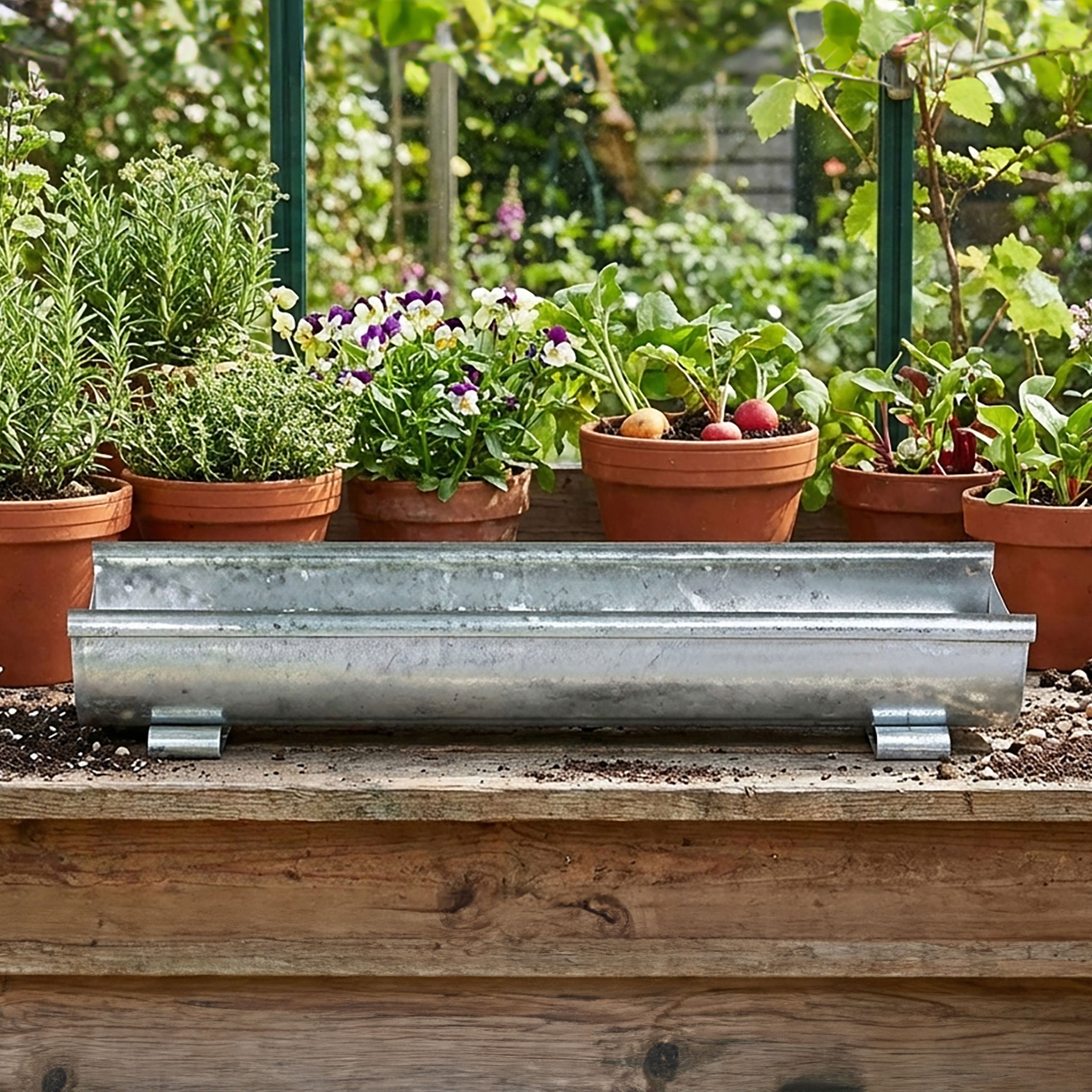 Jardinera larga de acero galvanizado con patas de metal y acabado envejecido