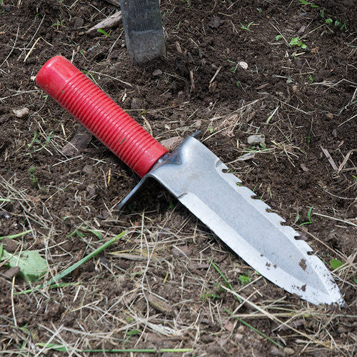 Herramienta de excavación de jardín resistente con hoja dentada y mango rojo