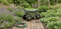 Carro de jardín con asiento y almacenamiento verde