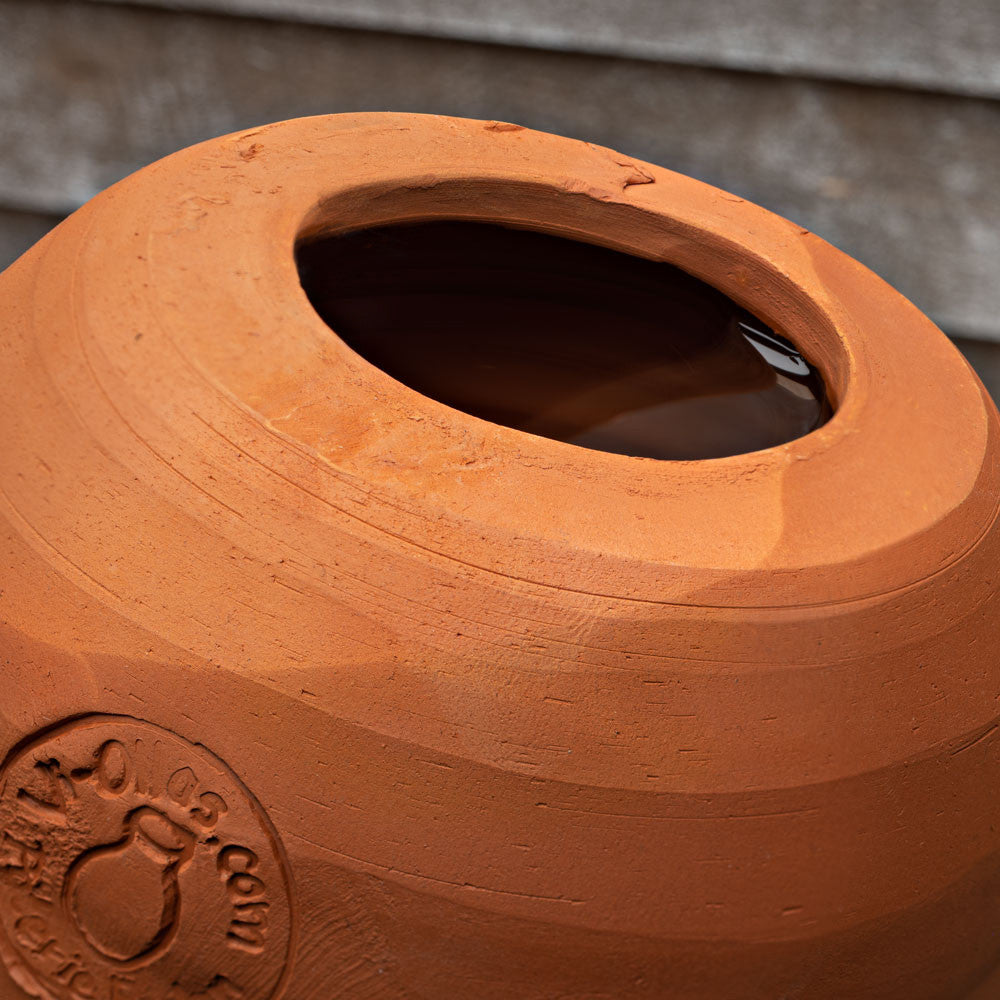 Hidratador de plantas de terracota pequeño con forma de lágrima