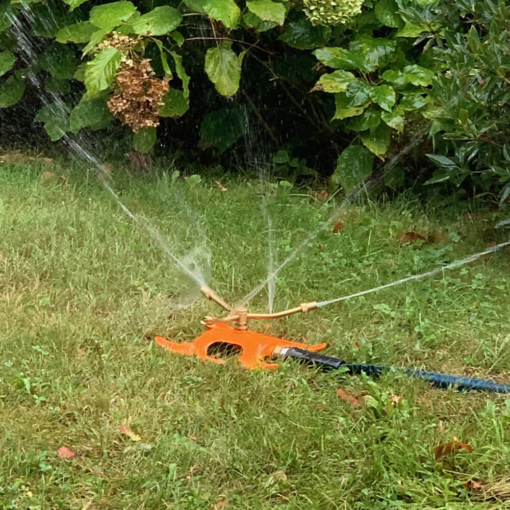 Aspersor de césped para jardín con base de trineo de latón de 3 brazos y boquilla naranja
