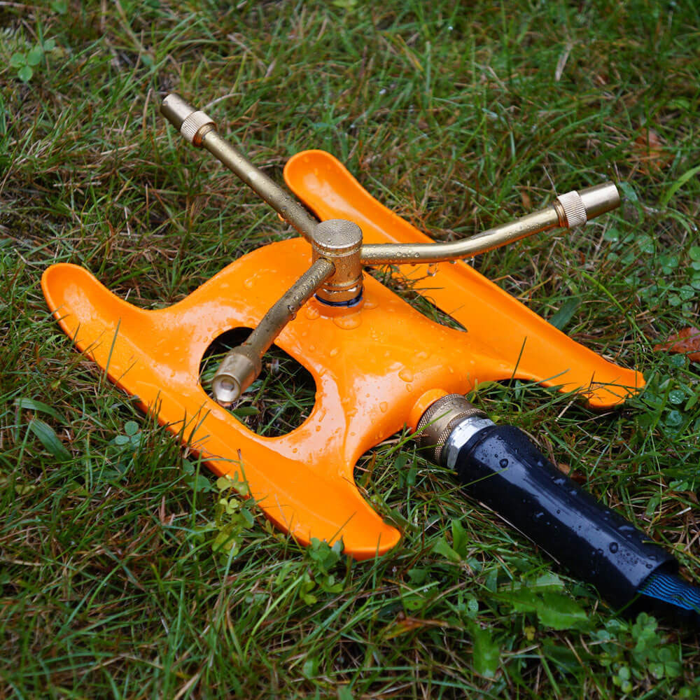 Aspersor de césped para jardín con base de trineo de latón de 3 brazos y boquilla naranja
