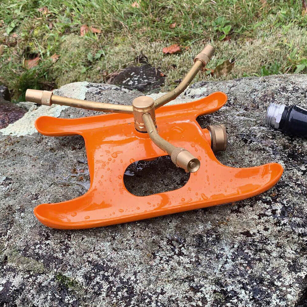 Aspersor de césped para jardín con base de trineo de latón de 3 brazos y boquilla naranja